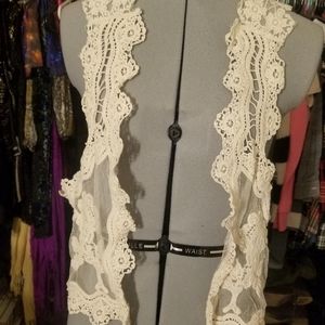 ⚠️DONATING 2/1⚠️🦄5/$40🦄Roommates Lacey Crochet Vest